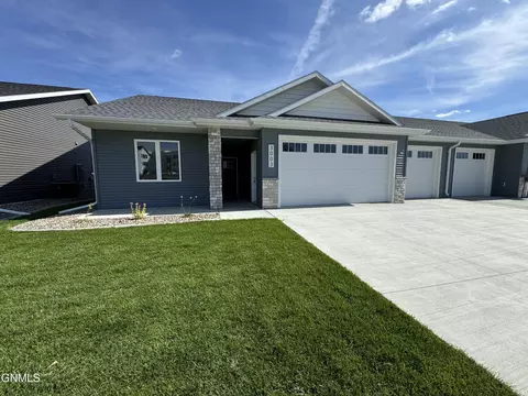 3003 Baltimore Dr, Bismarck, ND 58504