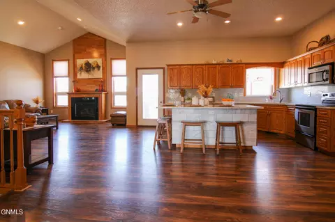 904 Cody Dr, Bismarck, ND 58503