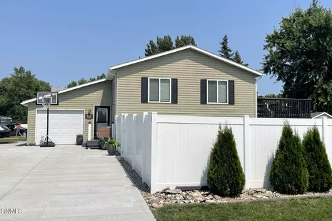 1602 5 12 Ave NE, Jamestown, ND 58401