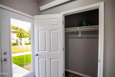 3200 Kenner Loop, Bismarck, ND 58504 photo 2