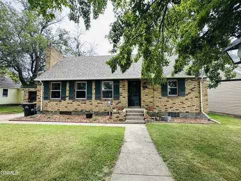 417 3rd St SW, Jamestown, ND 58401