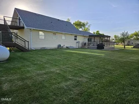 Exterior - 901 Arthur St, Stanton, ND 58571 photo 5 of 10