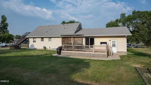 Exterior - 901 Arthur St, Stanton, ND 58571 photo 4 of 10