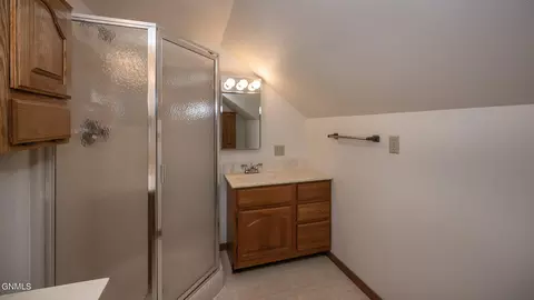 Bath - 901 Arthur St, Stanton, ND 58571 photo 4 of 6