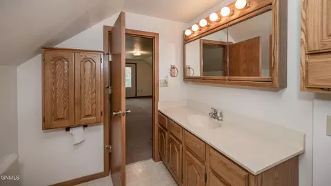 Bath - 901 Arthur St, Stanton, ND 58571 photo 3 of 6