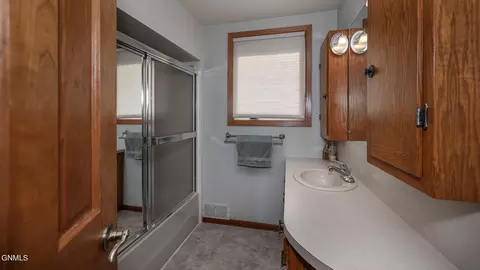Bath - 901 Arthur St, Stanton, ND 58571 photo 1 of 6