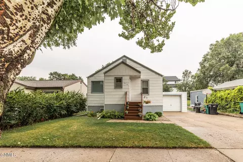 826 15th St, Bismarck, ND 58501