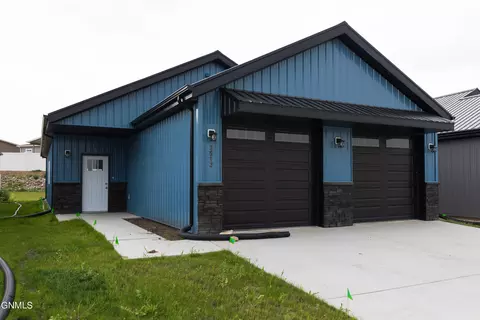 3513 Calgary Pt, Bismarck, ND 58503