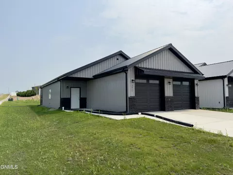 3521 Calgary Pt, Bismarck, ND 58503