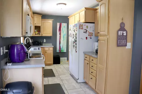 613 Crescent Ln, Bismarck, ND 58501 photo 9