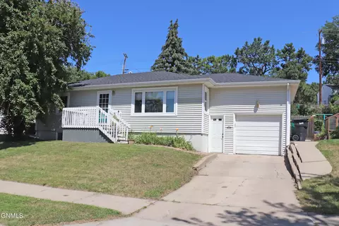 613 Crescent Ln, Bismarck, ND 58501
