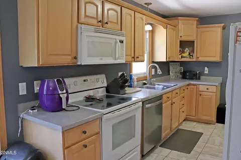 613 Crescent Ln, Bismarck, ND 58501 photo 11