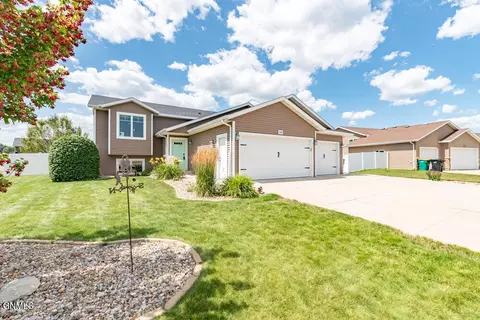 3012 Dortmund Dr, Bismarck, ND 58504