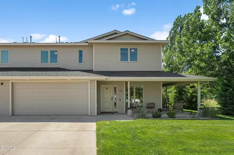 843 Mayflower Dr, Bismarck, ND 58504