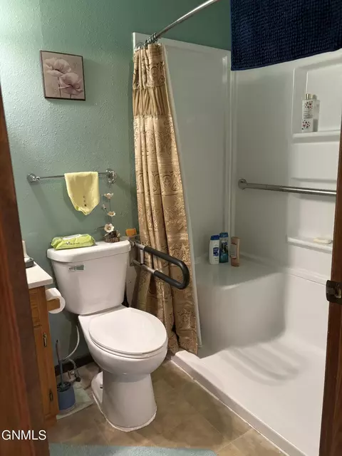 Bath - 1216 E Ridge Court Ct, Williston, ND 58801 photo 1 of 1