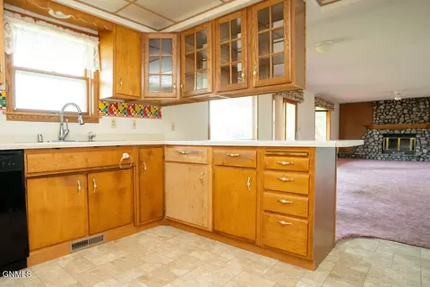 2991 E Lakeside Rd, Jamestown, ND 58401 photo 9
