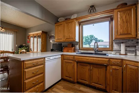 201 Laredo Dr, Bismarck, ND 58504 photo 17