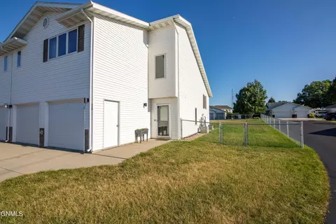 728 Brome Loop, Bismarck, ND 58503