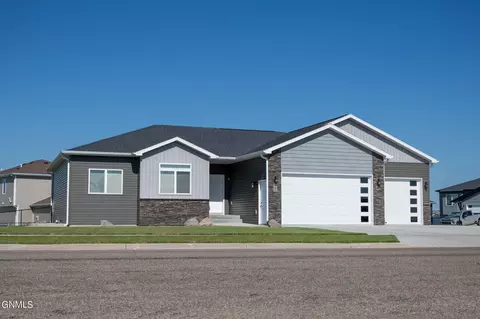 3208 Percheron Dr SE, Mandan, ND 58554
