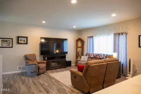 3208 Percheron Dr SE, Mandan, ND 58554 photo 6