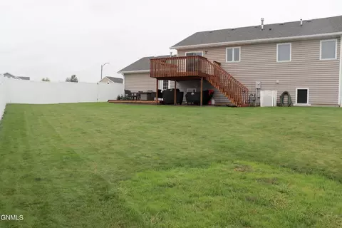 2806 10th Ave SE, Mandan, ND 58554 photo 2