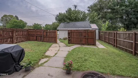 Exterior - 803 Boulevard Ave E, Bismarck, ND 58501 photo 9 of 12