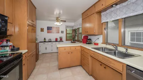 Kitchen - 803 Boulevard Ave E, Bismarck, ND 58501 photo 1 of 5