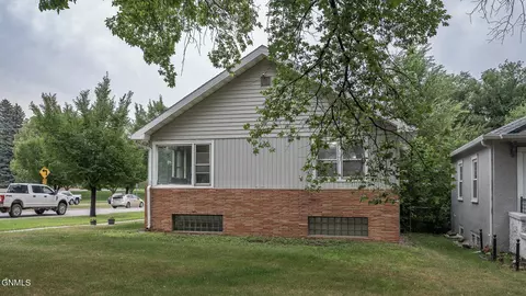 Exterior - 803 Boulevard Ave E, Bismarck, ND 58501 photo 4 of 12