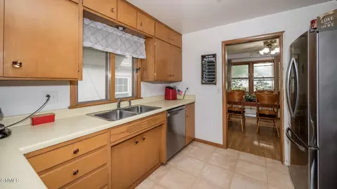 Kitchen - 803 Boulevard Ave E, Bismarck, ND 58501 photo 4 of 5