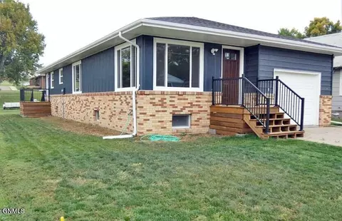 217 4th Ave NW, Beulah, ND 58523