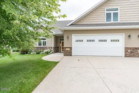 3115 Edgewood Pt, Bismarck, ND 58503