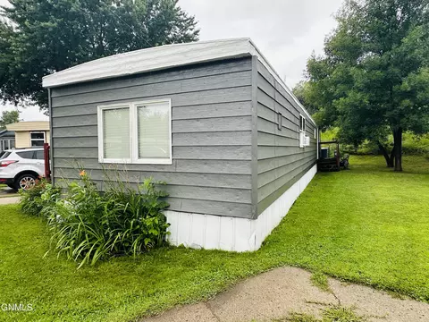 125 Sunnysidetrailer Ct, Jamestown, ND 58401