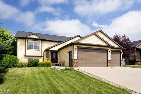 1182 25th St W, Dickinson, ND 58601