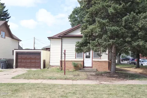 311 1st Ave NE, Mandan, ND 58554 photo 2