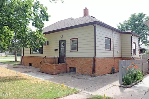 311 1st Ave NE, Mandan, ND 58554 photo 3