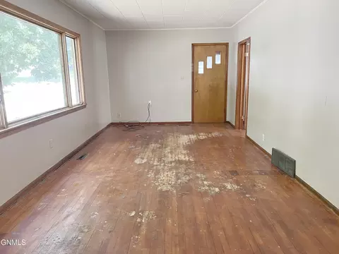 311 1st Ave NE, Mandan, ND 58554 photo 9