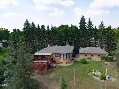 607 1st Ave NW, Mandan, ND 58554