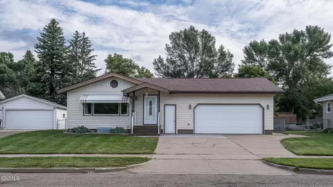 708 Concord Dr, Bismarck, ND 58504