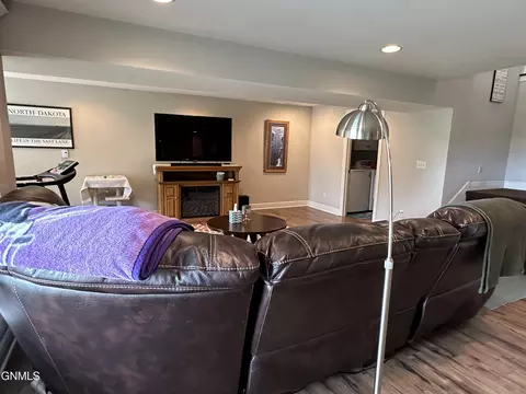 2011 Dublin Ln, Williston, ND 58801 photo 39