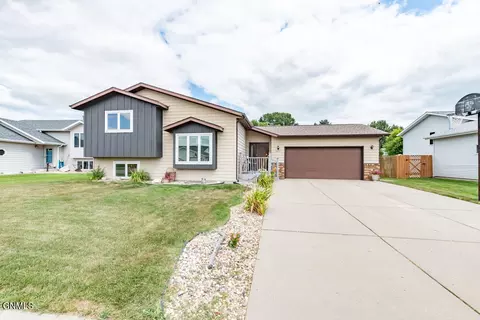 2803 Essex Loop, Bismarck, ND 58504