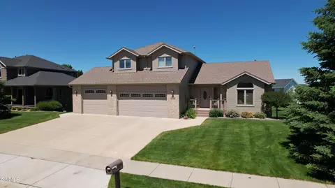 730 Saddle Ridge Rd, Bismarck, ND 58503