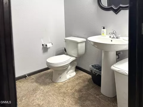 Bath - 4351 Cumberland Loop, Bismarck, ND 58503 photo 1 of 3