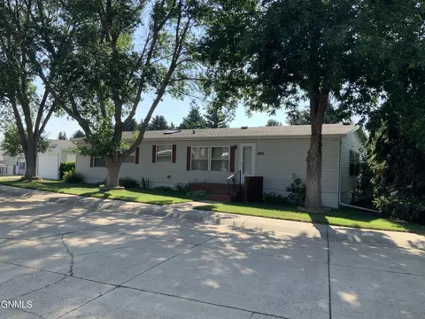 4425 Camden Loop, Bismarck, ND 58503