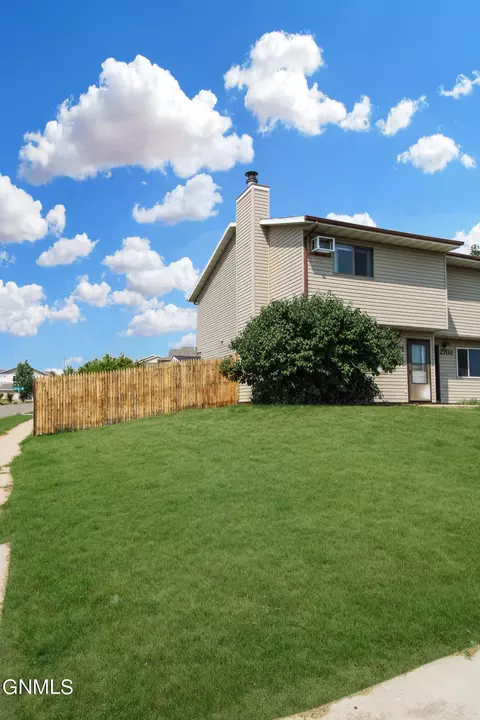 Exterior - 2701 Pheasant Run Pkwy, Williston, ND 58801 photo 1 of 4