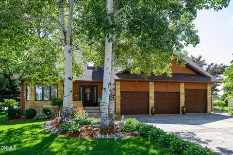 3500 Falcon Dr SE, Mandan, ND 58554