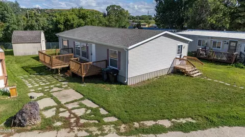 1402 Frontier Trl, Mandan, ND 58554