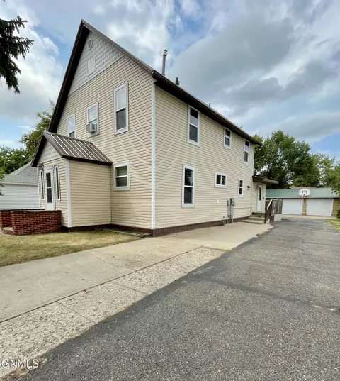 504 Lincoln Ave, Underwood, ND 58576