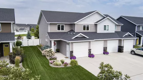208 Nina Ln, Bismarck, ND 58504