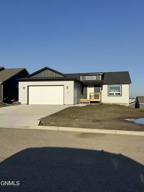 2932 Armstrong St, Lincoln, ND 58504