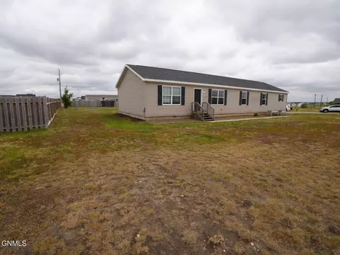 13352 Prairie Meadow St, Williston, ND 58801 photo 2